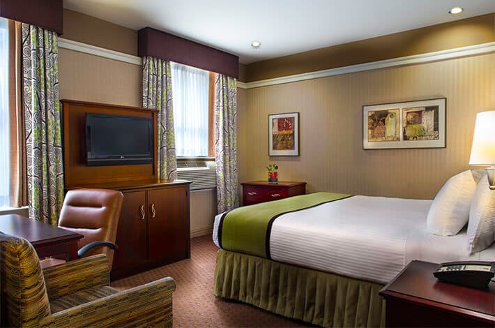 Cozy Queen Room at The 46